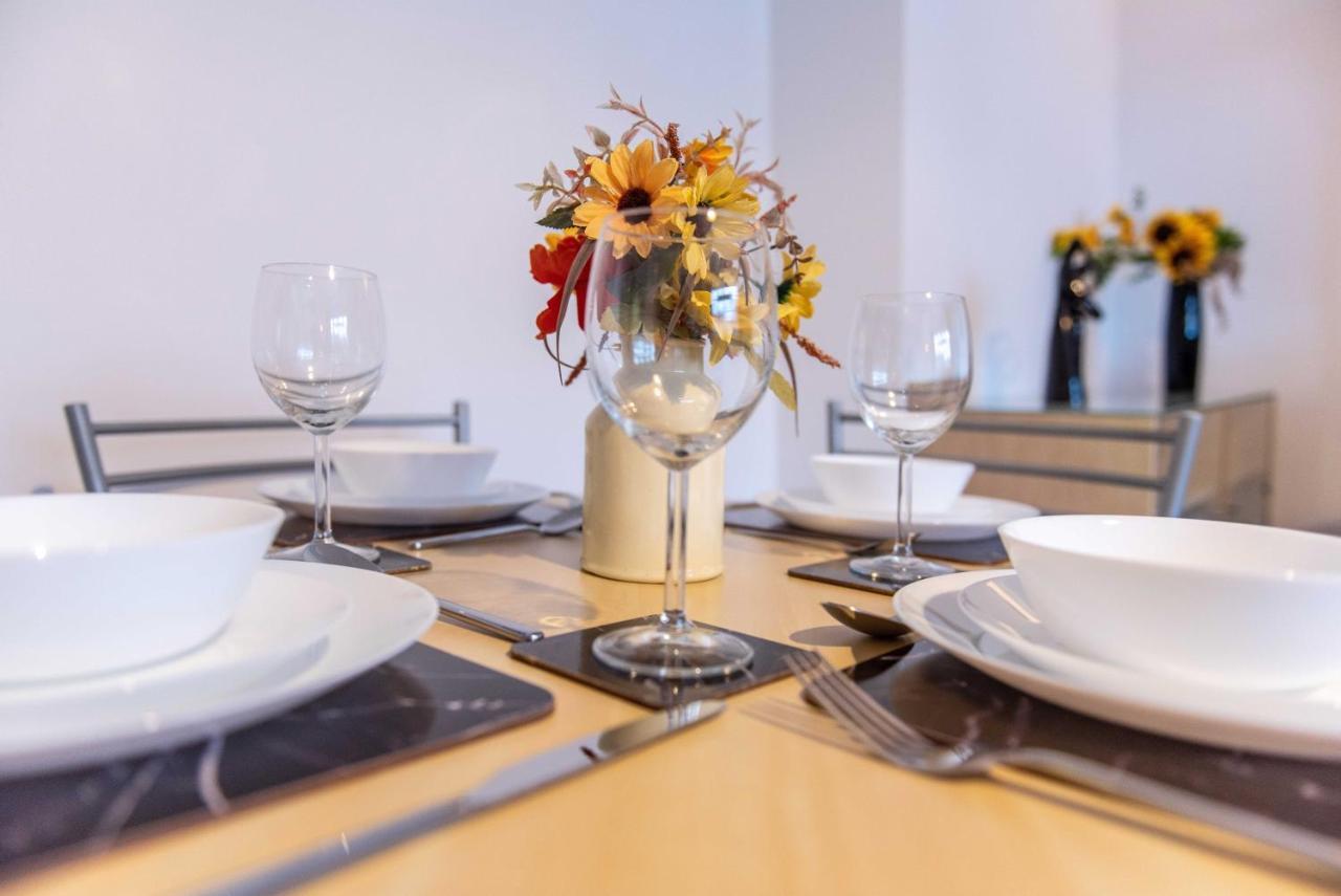 Stylish & Central 2 Bedroom Apartment - Fast Wifi Castle Donington Bagian luar foto